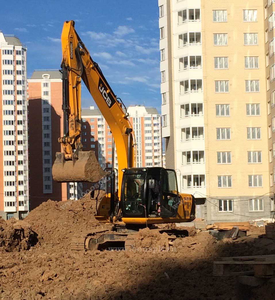 фото 1 - благоустройства дворовой территории в новом микрорайоне Москвы с помощью экскаватора JCB JS 200 NLS